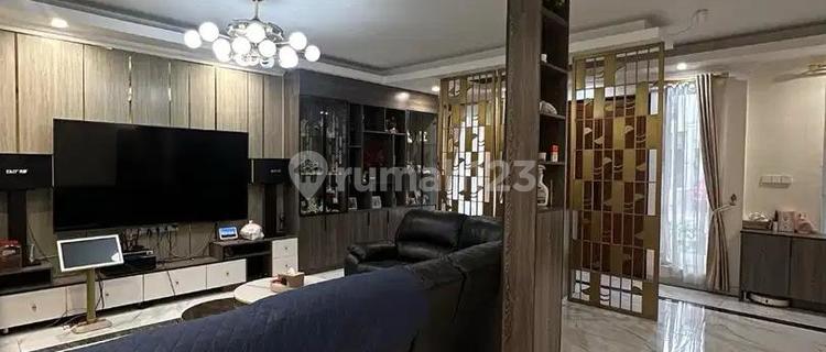 Puri Mansion Boulevard, Kembangan, West Jakarta.. For Sale: 2-Story House, Facing South, Move-In Ready, Semi-Furnished, Marble Kitchen, Boulevard Position, PLN 13200W, WTP Water, SHM (Land Certificate). 1