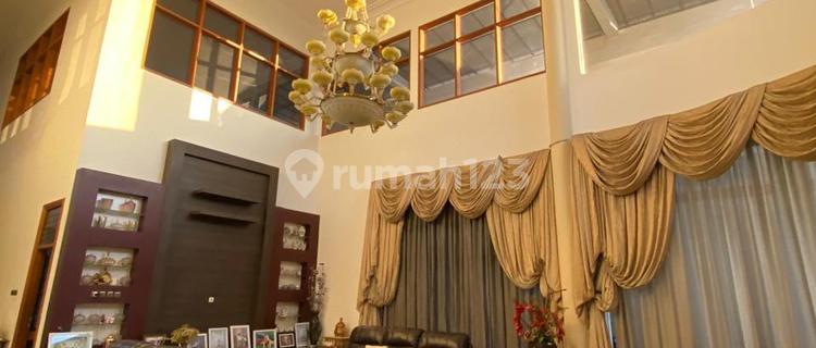 Affordable Classic Modern Tropical House for Rent in South Raya Darmo Permai 1