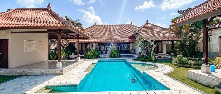 Private Balinese minimalis style villa , 6 minutes to Bali Mandara Toll road , 10 minutes to ITDC Nusa Dua and 20 minutes to Airport Ngurah Rai at Cluster Onegate system Taman Mumbul , Nusa Dua  1