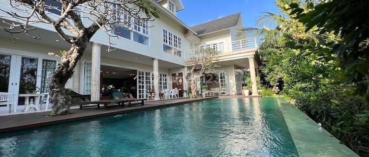 TURUN HARGA..Beautiful charming villa Europe classic style Located in the Exclusive area of Umalas, walking distance to many restaurants, cafe and shop .5 minutes to canggu and seminyak area at Bumbak Umalas 1