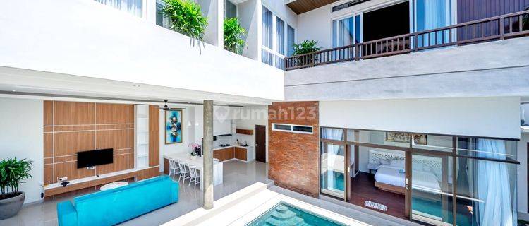 Brand new modern villa ,perfectly located in Berawa Canggu....walking distance to Cafes and restaurants..5 minutes drive to Atlas beach Fest and Finns Beach club  1