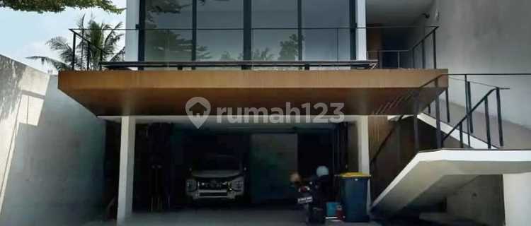 Rumah Cantik Dalam Komplek Area Ampera Ada Swimming Pool 1