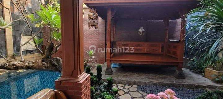 Rumah mewah 2 lantai gaya American Classic area Munjul dekat pintu tol Cibubur. 1