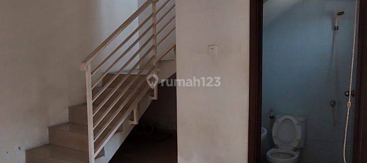 Rumah Bagus Semi Furnished SHM di Duta Bandara, Tangerang 1