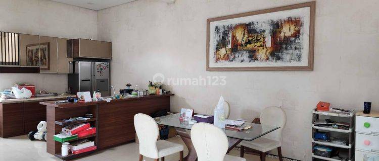 Rumah 3 Lantai Bagus Unfurnished SHM di Singgasana Pradana 

, Bandung 1