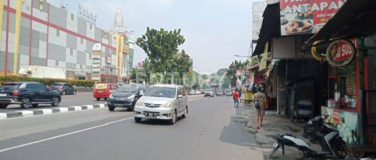 Toko Dan Tempat Parkir Motor Di Taman Mini, 1