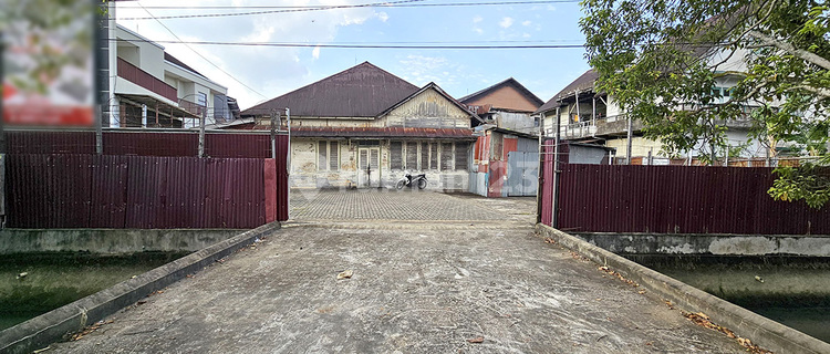 For Rent House Plus Strategic Land on Jendral Urip Main Road Pontianak 1