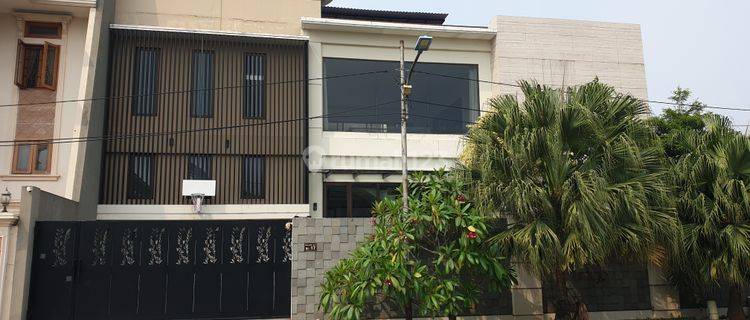 Rumah Modern Mewah Siap Huni di Green Garden Jakarta Barat  1