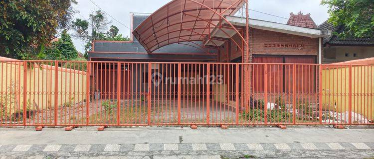 Rumah di kawasan tourist Prawirotaman cck untuk usaha ataupun kantor.Area blkg Joglo, halaman parkir relatif luas, ada ruang front office & security.Listrik 5500 dan 1300. 1