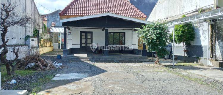 Rumah dg halaman depan & blkg luas.Cck utk cafe, kantor, dll. 1