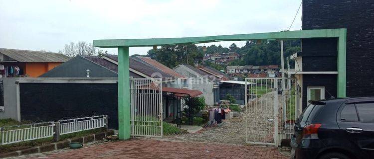 Rumah siap huni asri di cluster strategis kota Bogor. Banyak juga dijadikan investasi kontrakan. Hanya 1,4km dari stasiun Bogor, 1,2km ke RS Ummi, 1,3m dari pasar. Jalanan aspal, bebas banjir. Dilalui angkot 1