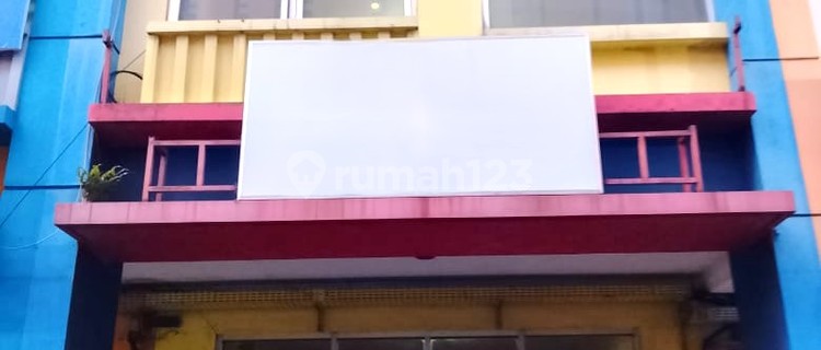 Shop House in a Safe and Strategic Location at UBERTOS, Under 2 Billion Negotiable. 1