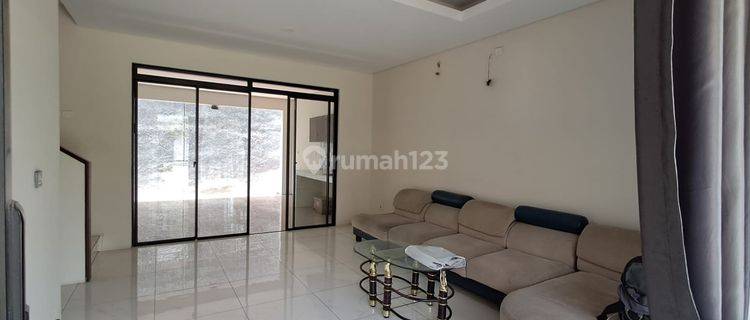 Rumah 2 Lantai Semi Furnish di Komplek Kota Baru Parahyangan 1