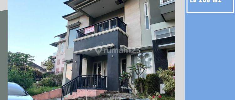 Rumah Luas Mewah Modern Plus Free Sofa di Kusuma Pinus Kota Batu 1