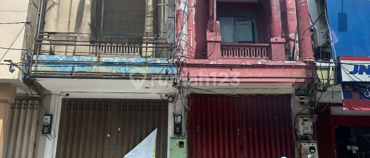 Ready-to-Use Strategic Twin Shophouses Zero Road Access Parking Lot Available Diponegoro Street 1
