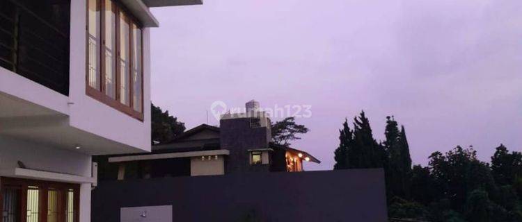 Rumah Bagus 3 Lantai Dan View Kota di Resor Dago Pakar, Bandung 1