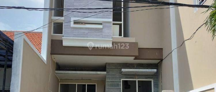 Rumah cantik New Minimalis lokasi Manyar Tirtoyoso Surabaya  1