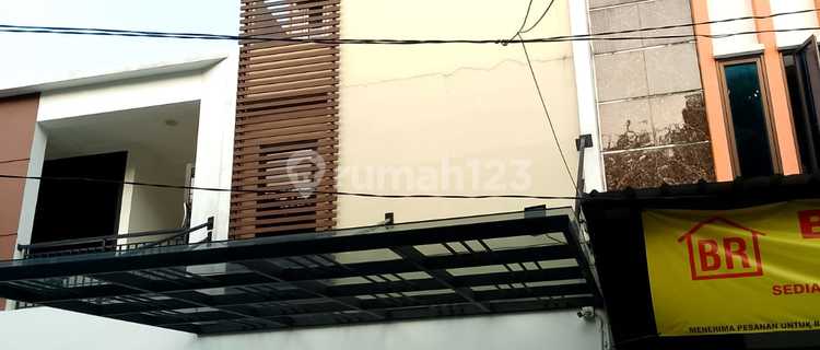 3-Story Commercial Ruko on Jl Kedoya Pesing Kebon Jeruk, West Jakarta, Land Area 142m2, Cash Only 1