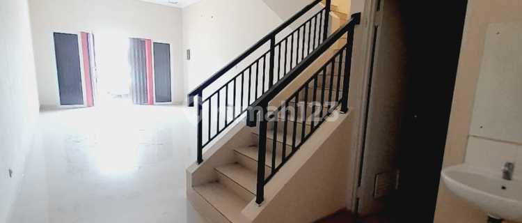 3-Storey Shop House, Safe and Comfortable for Business, Strategically Located 1