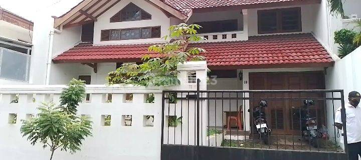 Disewakan rumah 2 lnt  di Taman Bintaro 1