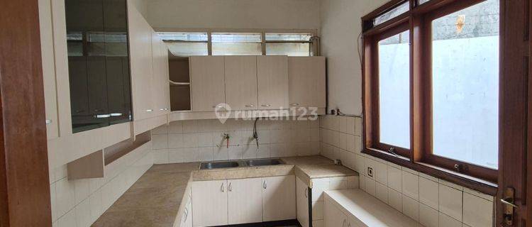 Disewakan Rumah Apik Nyaman Sayap Riau Bandung 1