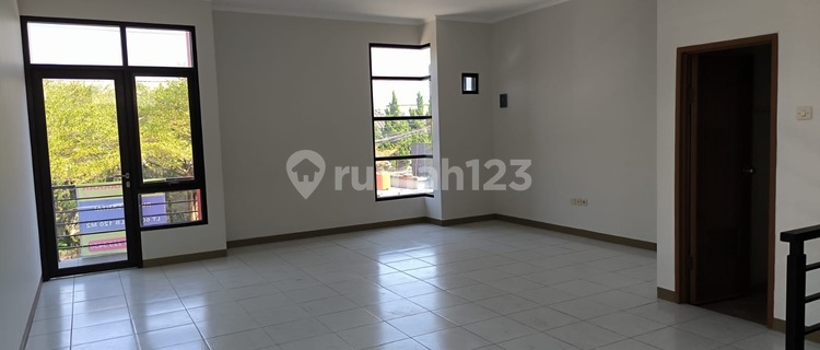 Ready-to-Use 2.5-Story Shophouse in Taman Kopo Katapang 1