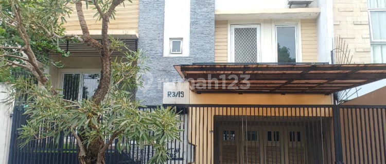 Rumah Mewah Cantik Fasilitas Lapangan dan Taman 1