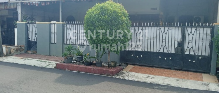 Spacious 150 M2 House with 3 Bedrooms in Pulogebang Permai Complex 1