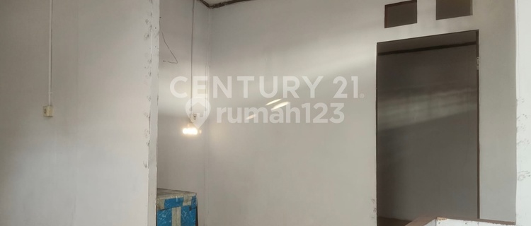 Well-Maintained House Suitable for Boarding and Residence in Pramuka, East Jakarta 1