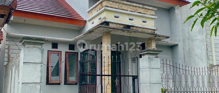 Rumah di kompleks Senteluk batu layar dekat Senggigi  1