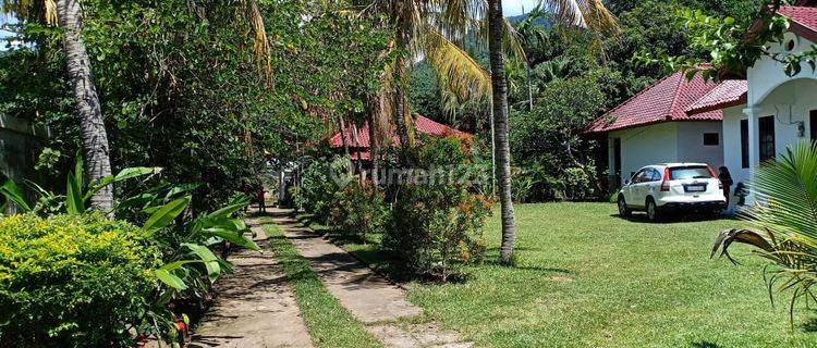 Villa luas di pinggir jalan raya dekat Senggigi Lombok 1
