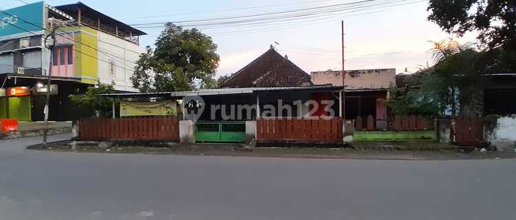 Rumah di Pinggir Jalan Catur Warga Mataram 1