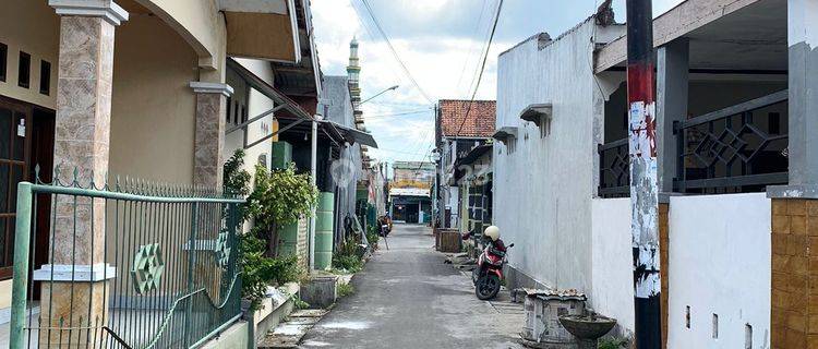 Rumah di Kompleks Perumnas 1