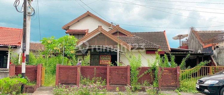 Rumah di kompleks Pagutan dekat RS Biomedika  1