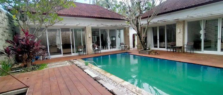 Villa Dengan Kolam Renang Pribadi di Sentral Senggigi  1