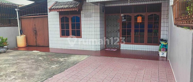 Strategic House for Sale Near Riau Road 1