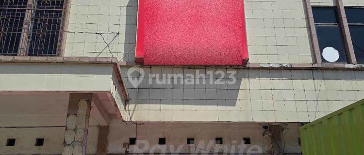 For rent: 3-story shophouse ready for occupancy on Jl. Soekarno Hatta. 1