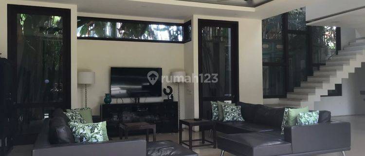 For sale luxury villa near the beach on Jln Main Seminyak area 1