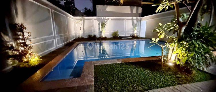 Rumah  siap huni Semi Furnished 3 kamar tidur ada kolam renang di menteng 1