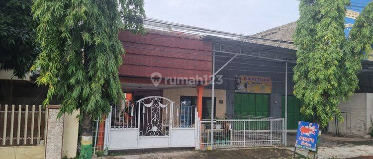 Rumah Di Tepi Jalan Utama, Jl Urip Sumoharjo 1