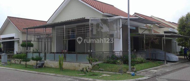 Rumah Hoek super nyaman siap huni di Kota baru Parahyangan 1