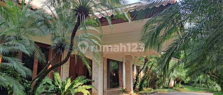 Spacious Grand House With Golf Course as Yard in Pondok Indah 1