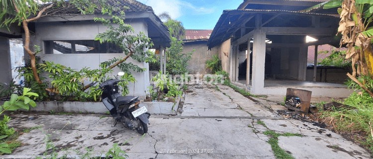 BUILDINGS IN THE KEROBOKAN KAJA AREA, NORTH KUTA 1