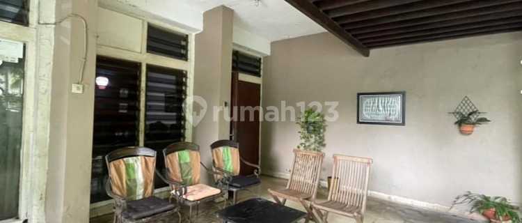 For Sale House with Strategic Location in Kebayoran Baru 1