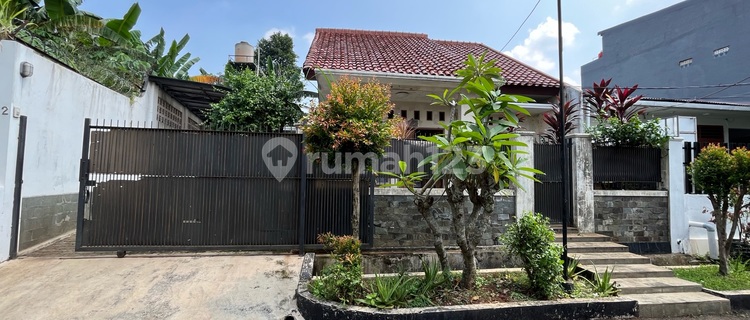 Hook House with a Spacious Flood-Free Yard Close to Bintaro & Jurangmangu Station. 1