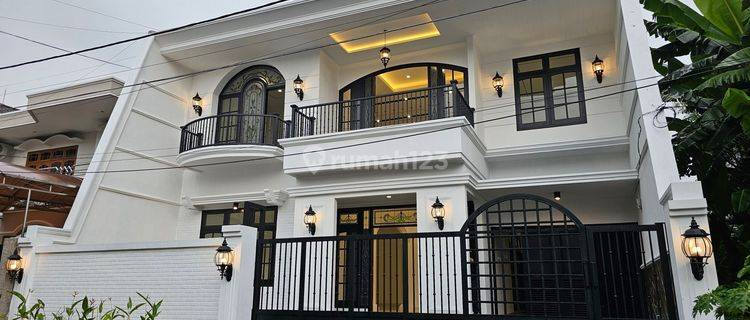 Rumah di Manyar Kertoadi 2 Lantai Gaya Colonial Modern 1