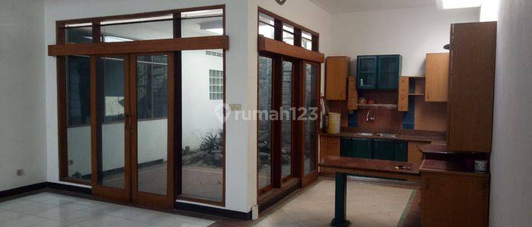 Rumah 2 Lantai Bagus Semi Furnished SHM di Mengger Regol, Bandung 1