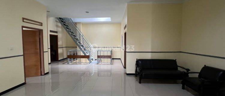 Rumah 2 Lantai Bagus Furnished SHM di Bukit Sariwangi, Bandung Barat 1