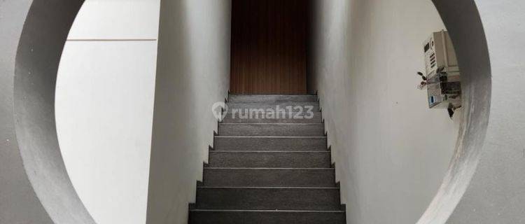 Rumah 3 Lantai Bagus SHM di Setra Duta, Bandung 1