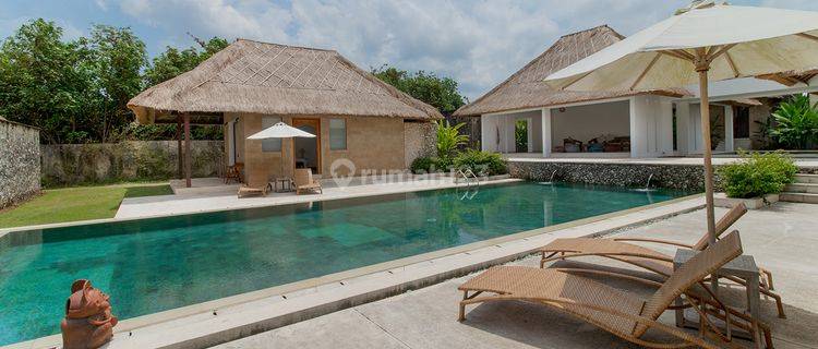 Spacious Four bedroom Beachfront Villa In Tabanan Balinese meets modern Elegance With Promising Roi 2457 l 1